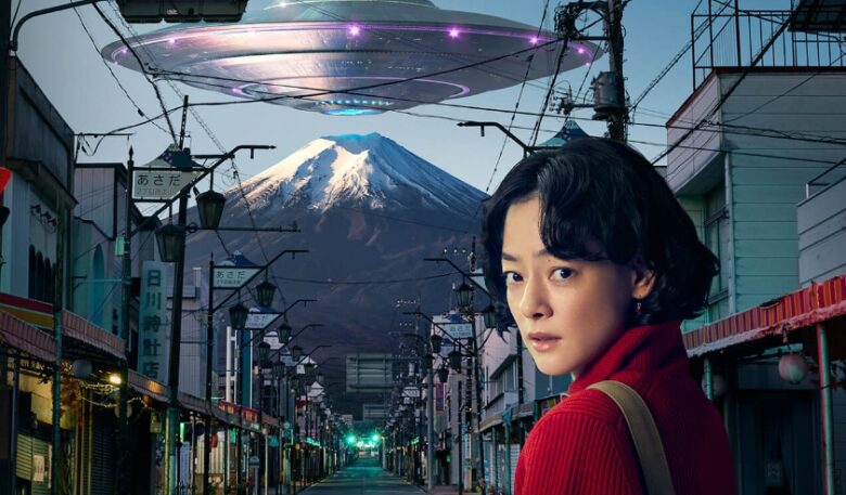 女性と富士山とUFOの画像